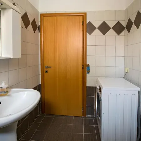 Apartamento Kostas 2 *